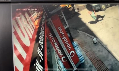 Kamyonun çarptığı beton dubanın kırılan parçası, yayanın başına isabet etti