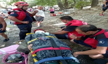 Kanyonda kayalıktan düşen yabancı turist yaralandı