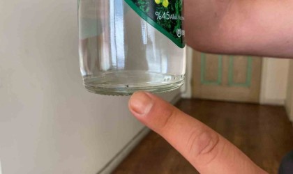 Kapalı içki şişesinin içinde şok eden görüntü