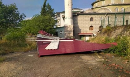 Karabükte fırtına çatıyı uçurdu, ağaçları devirdi