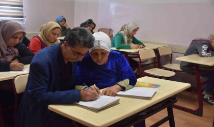 Karı-koca Şahinbey tesislerinde beraber okuma yazma öğreniyor