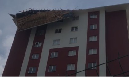 Kastamonuda şiddetli rüzgar çatıları uçurdu