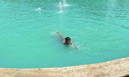 Kavurucu çöl sıcağında vatandaşlar gölgelik alanlara, çocuklar ise süs havuzuna koştu