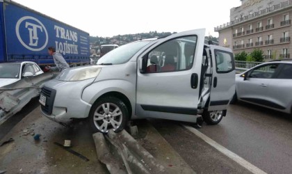 Kayganlaşan yolda kontrolden çıkan araç refüje çarptı: 2 yaralı