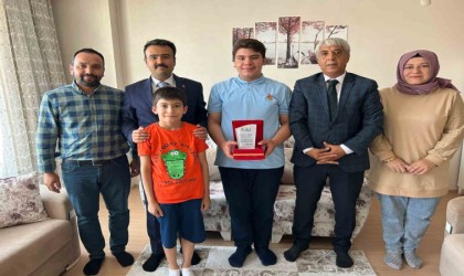 Kaymakam Bingölden LGS birincisine tam altın