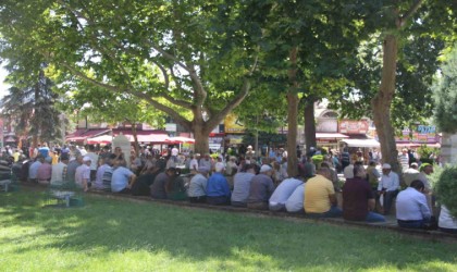 Kayseride dereceler 35i gösterdi, vatandaşlar ağaç altlarına akın etti