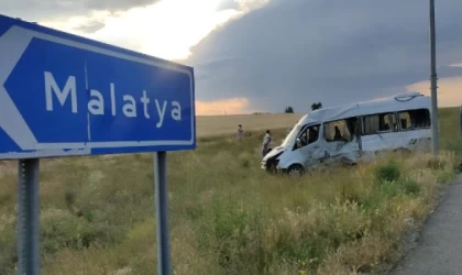 Kayseri’de işçilerin taşındığı servis minibüsü ile kamyonet çarpıştı: 21 yaralı