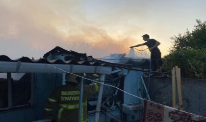 Kerpiç evde çıkan yangın iki eve daha sıçradı; 1 kişi dumandan etkilendi