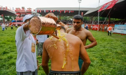 Kırkpınar’da pehlivanlar yağmura yakalandı (EK FOTOĞRAFLAR)