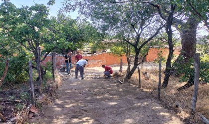 Kırsalda sokaklar parke taş ile örülüyor
