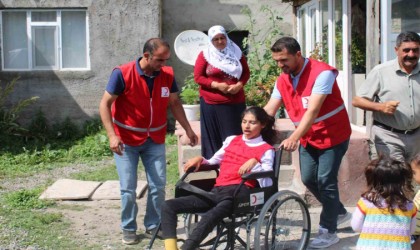 Kızılay engelli bireyleri unutmadı, tekerlekli sandalye hediye etti