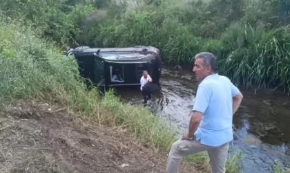 Kocaeli’de cip, dereye devrildi; 4 yaralı