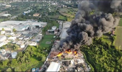 Kocaelide geri dönüşüm fabrikası yangını havadan dron ile görüntülendi