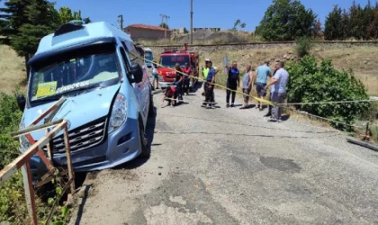 Köprü korkuluklarına çarpan minibüse dere yatağına düşmemesi için halatlı önlem