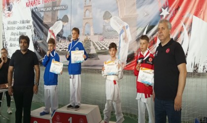 Körfezli karateciler Çanakkaleden madalyalarla döndü