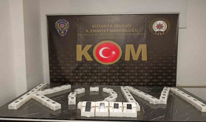 Kütahyada bir iş yerinde 50 adet kaçak cep telefonu ele geçirildi