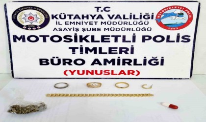 Kütahyada durdurulan araçta çalıntı ziynet eşyası ve narkotik madde ele geçirildi