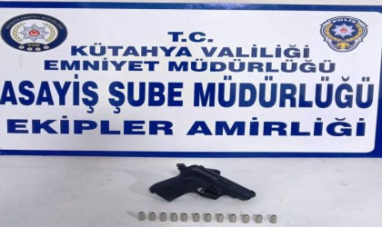 Kütahyada polis bir kişinin aracında ruhsatsız tabanca ele geçirdi