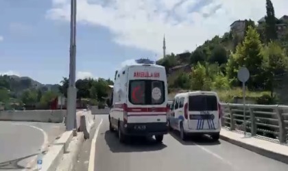 Lastiği çıkan otomobil beton bariyere çarparak durabildi
