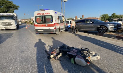 Lüks otomobilin çarptığı elektrikli bisikletteki çocuk ağır yaralandı