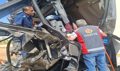 Mardinde nakliyat kamyonu hafriyat tırına çarptı: 1 ölü, 2 yaralı