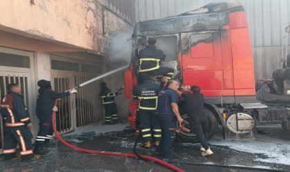 Mardinde park halindeki tır alevlere teslim oldu