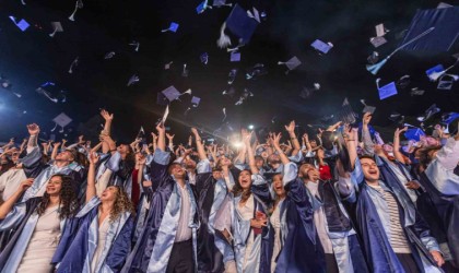 Mezuniyet heyecanıyla yeni hayatlarına uğurlandılar