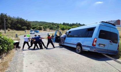 Minibüsün köprüden düşmemesi için iple sımsıkı tuttular