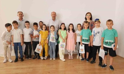 Minik öğrenciler kendi yazdıkları kitabı Müdür Başyiğite hediye etti
