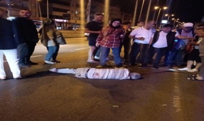 Motosiklet yolun karşısına geçmek isteyen yaşlı adama çarptı: 1 ölü, 2 yaralı