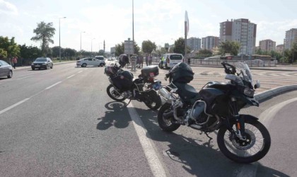 Motosikletli polis timi ile otomobil çarpıştı: 2 polis yaralı
