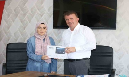 Müdür Aşçı, YKSde Türkiye derecesi yapan öğrenciyi tebrik etti