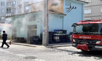 Okul karşısındaki elektrik trafosunda yangın çıktı; patlama sesleri panikletti