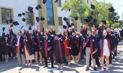 OMÜ İletişim Fakültesinde 220 öğrenci mezuniyet heyecanı yaşadı