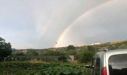 Önce gökkuşağı çıktı ardından şimşekler çaktı