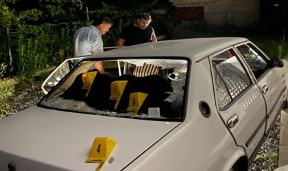 Önünü kestikleri otomobile kurşun yağdırdılar