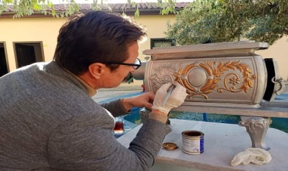 Osmanlı döneminden kalma çini soba Sıdıka Erke Etnografya Müzesinde restore ediliyor