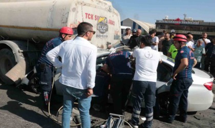 Otomobil su tankerine çarptı, sıkışan sürücü güçlükle çıkarıldı