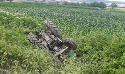 Otomobil traktöre çarptı: 2 yaralı