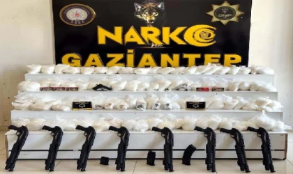 Otomobilden yüklü miktarda uyuşturucu ile pompalı tüfekler çıktı