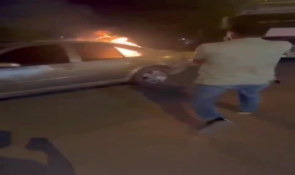 Park halindeki otomobilde yangın çıktı