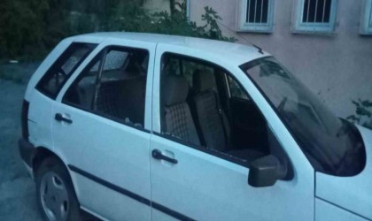 Park halindeki otomobilin camlarını kırıp lastiklerini patlattılar