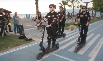 Polisler sahillerde scooterla devriye geziyor