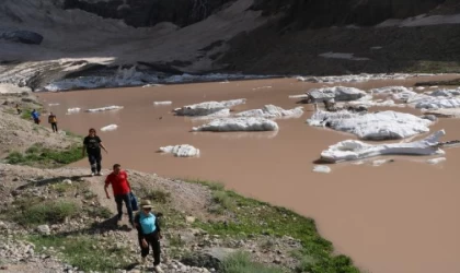 Prof. Dr. Alaeddinoğlu: Buzullarda gezinmek kesinlikle ciddi risk