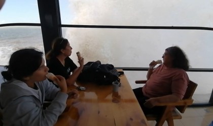 Sahili döven dev dalgaları dondurma yiyerek izlediler