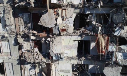 Sanıklar tahliye edildi, depremde ailesini kaybeden avukat enkaza karanfil bıraktı