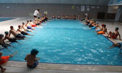 Şanlıurfada gençler belediye havuzlarında yüzme öğreniyor