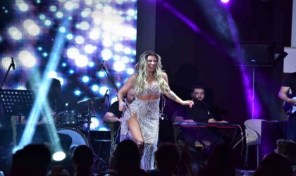 Şarkıcı Selen Görgüzel Bodrumda sahne aldı