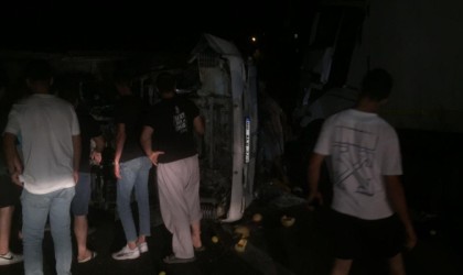 Sebze ve meyve yüklü kamyonetle tır çarpıştı, ortalık savaş alanına döndü