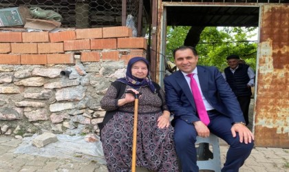 Şehit ailelerini ziyaret etti